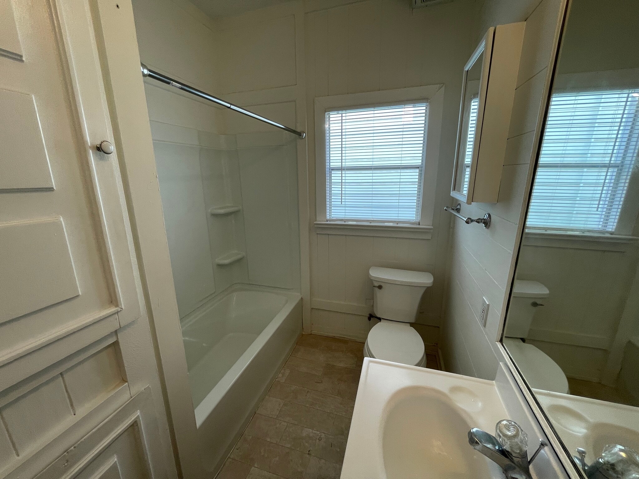 Building Photo - 418 W Main St