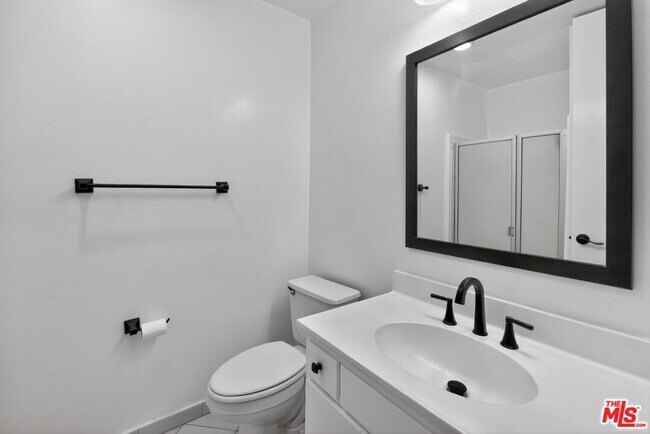 Building Photo - 5900 Canterbury Dr