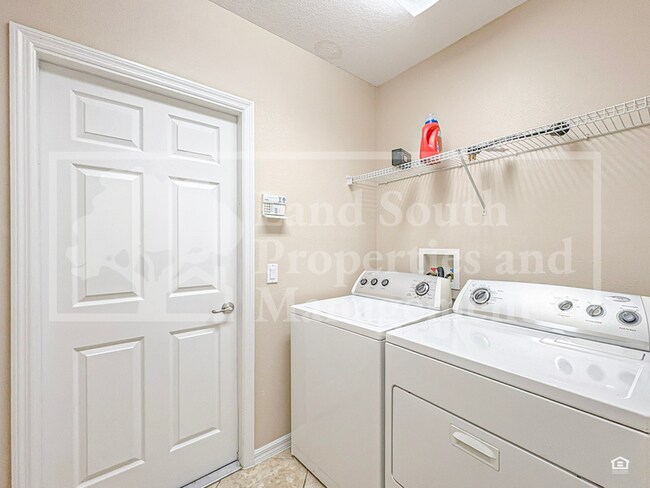 Building Photo - 1762 Altavista Cir