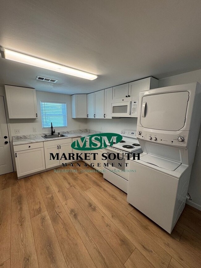 Building Photo - Charming Renovated 2BR/1BA Cottage in West...