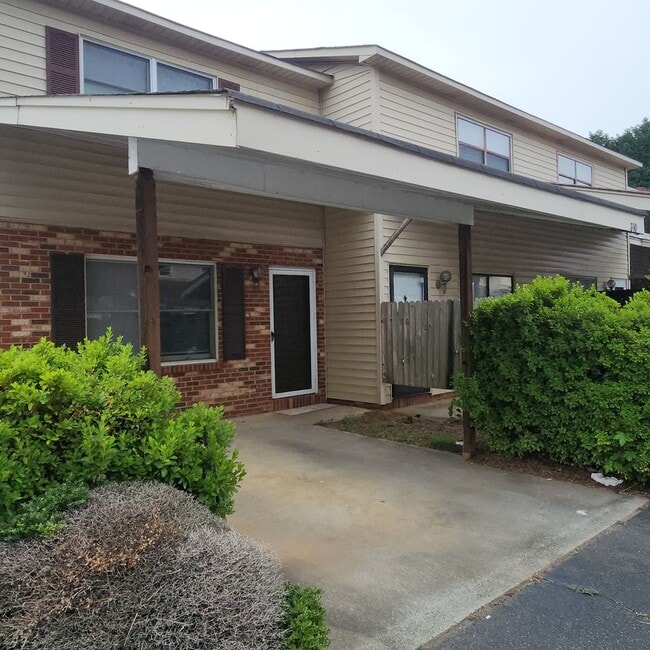 Primary Photo - Updated Townhouse Apartment FOR RENT In Be...