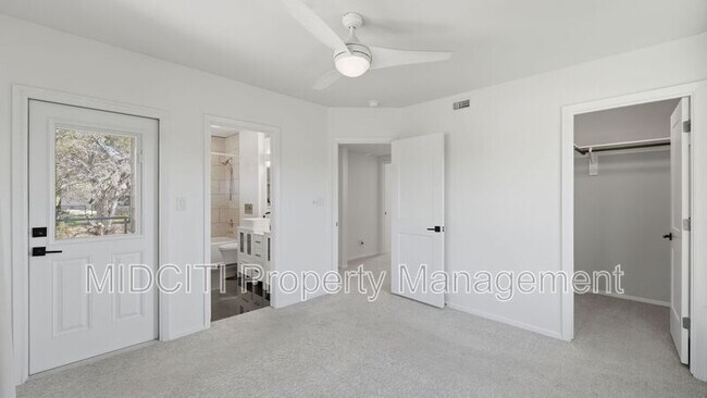 Building Photo - 1198 Green Hill Dr