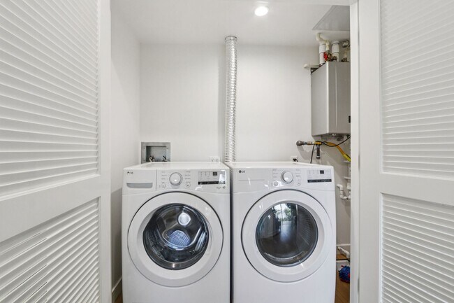 Building Photo - 1422 Tamarind Ave