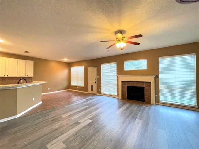 Building Photo - 2115 Hollyfield Ln