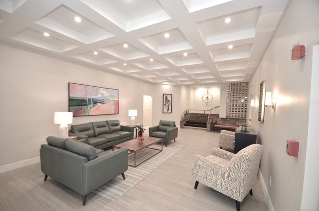 Building Photo - 3900 Park Ave