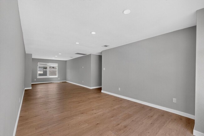 Building Photo - 1410 Thistle Cir