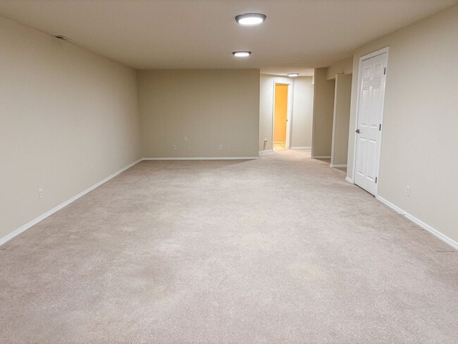 Building Photo - Spacious 4-bedroom, 3-bathroom home located in the Deer Run neighborhood