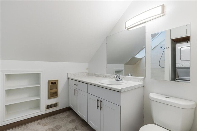 Building Photo - Newly Renovated + Sunny & Bright, 2 Bedroo...