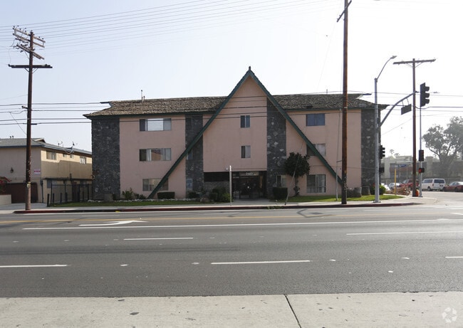 Building Photo - 7410 Woodman Ave