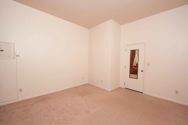 Building Photo - 613 Cherry Aly