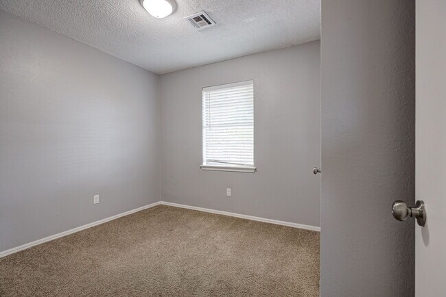 Building Photo - 916 S Patterson Dr
