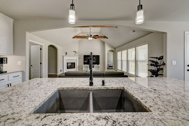 Building Photo - Beautiful Fully Furnished Home in Broken Arrow!