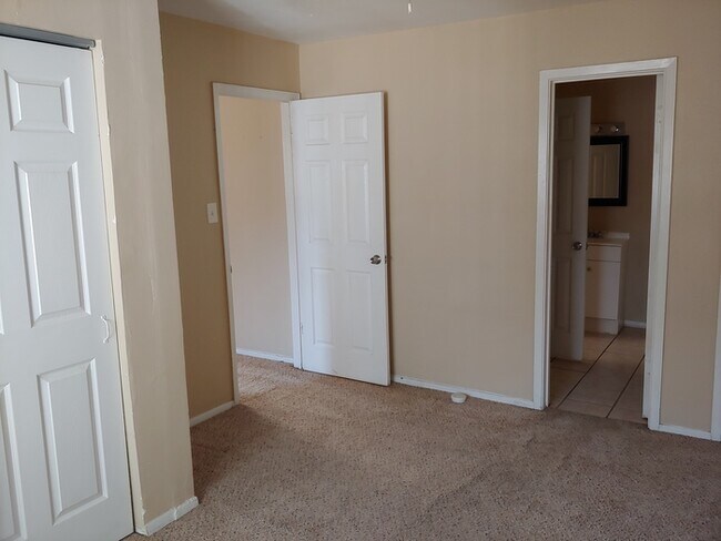 Building Photo - Nice 1/1 fourplex home