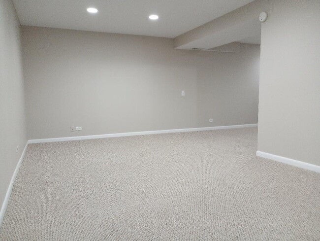 Building Photo - 110 Queens Cove