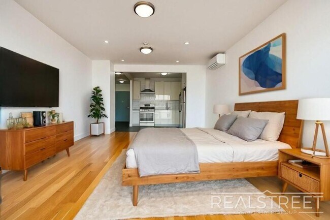 Building Photo - 0 bedroom in ELMHURST NY 11373