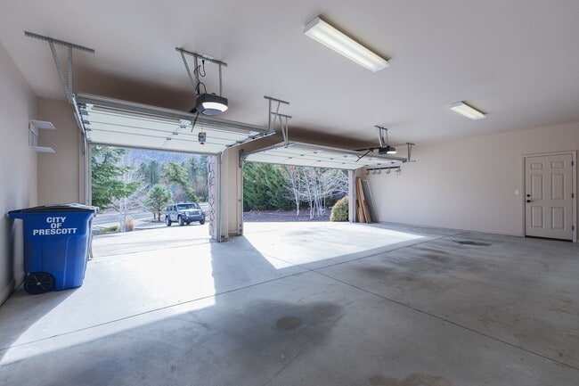 Building Photo - 4 Bedroom, 2 Bathroom Home in Timber Ridge