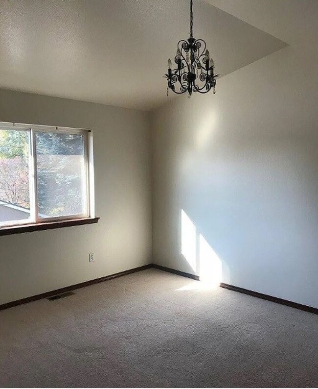 Building Photo - Burlington 3 Bed 2.5 Bath