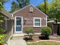 Building Photo - Check Out This Charming 1 Bedroom 1 Bathro...