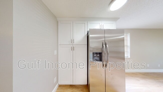 Building Photo - 2515 30th Ave Dr E