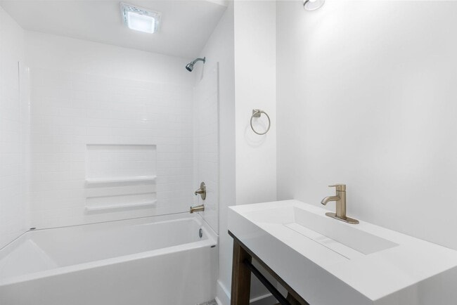 Building Photo - Four Bedroom Four Bath Home