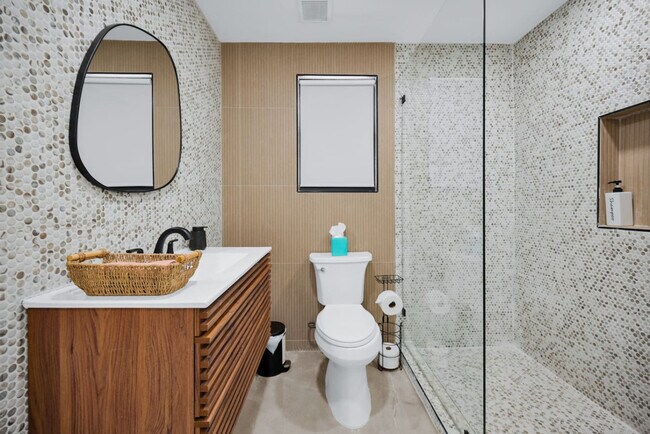 Building Photo - 5313 NE 1st Ave