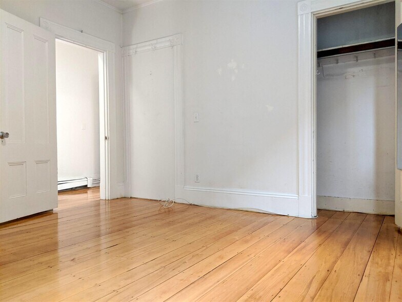 Building Photo - 393 Washington St