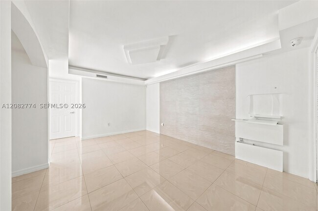 Building Photo - 9674 Fontainebleau Blvd