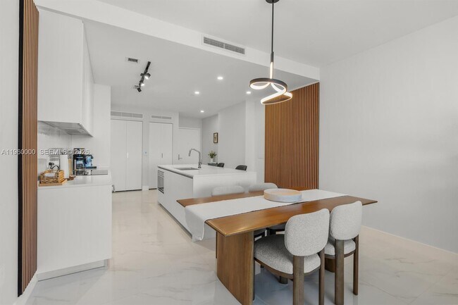 Building Photo - 700 NE 24th St