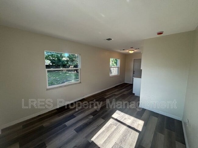 Building Photo - 2204 W Pine St