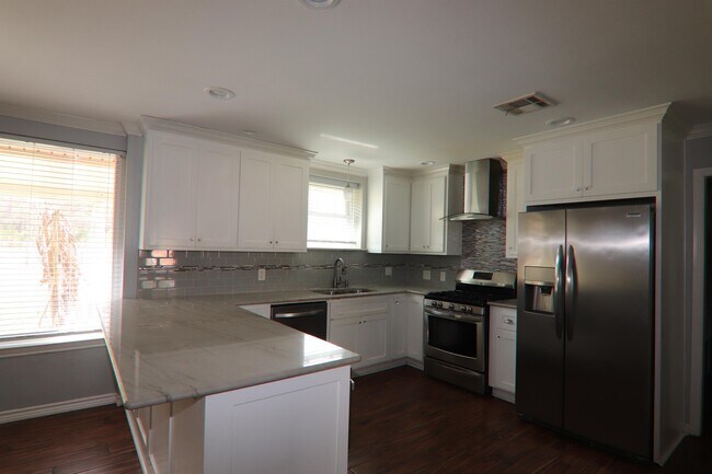 Building Photo - 13325 Blackgum St