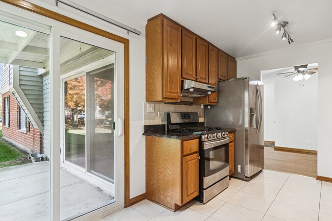 Building Photo - 1316 E Evergreen Dr