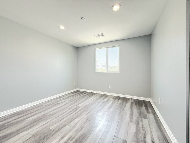 Building Photo - 320 E 55th St