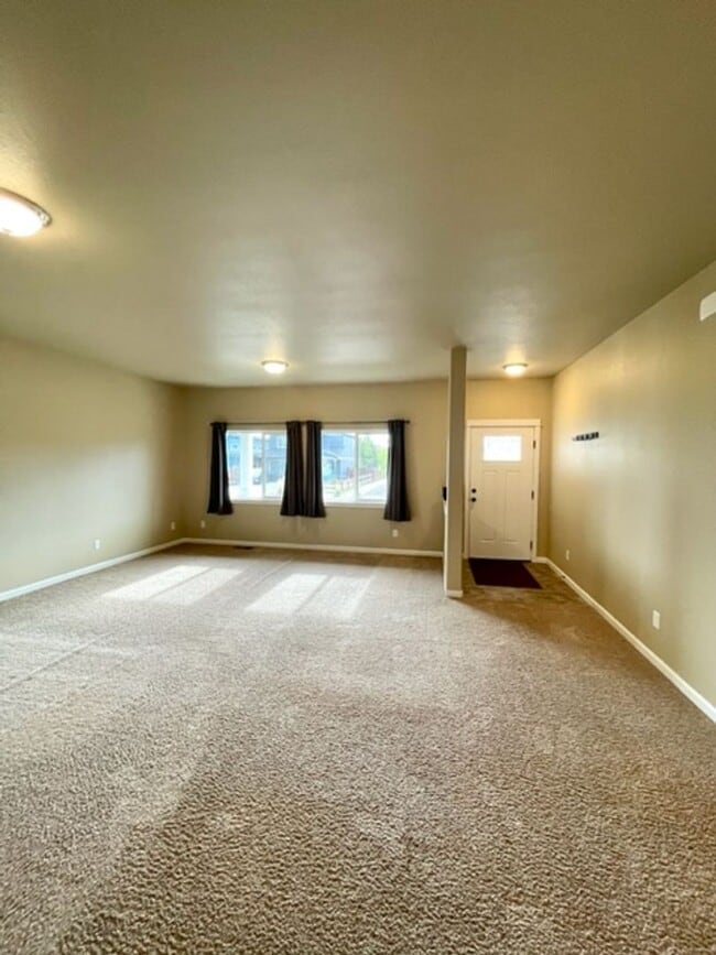 Building Photo - Beautiful 3 Bedroom Single Level home in SE Bend!