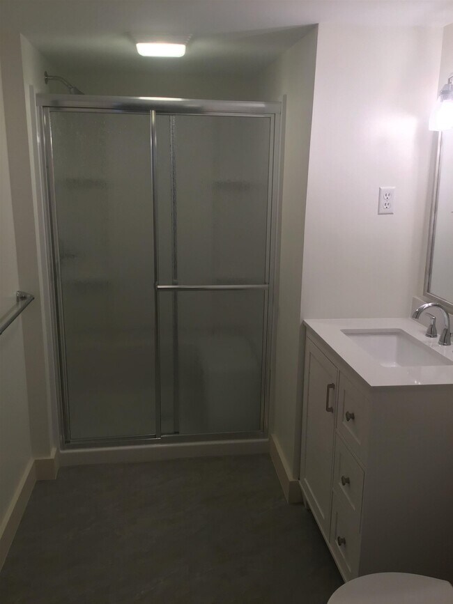 Building Photo - 132 Pine St