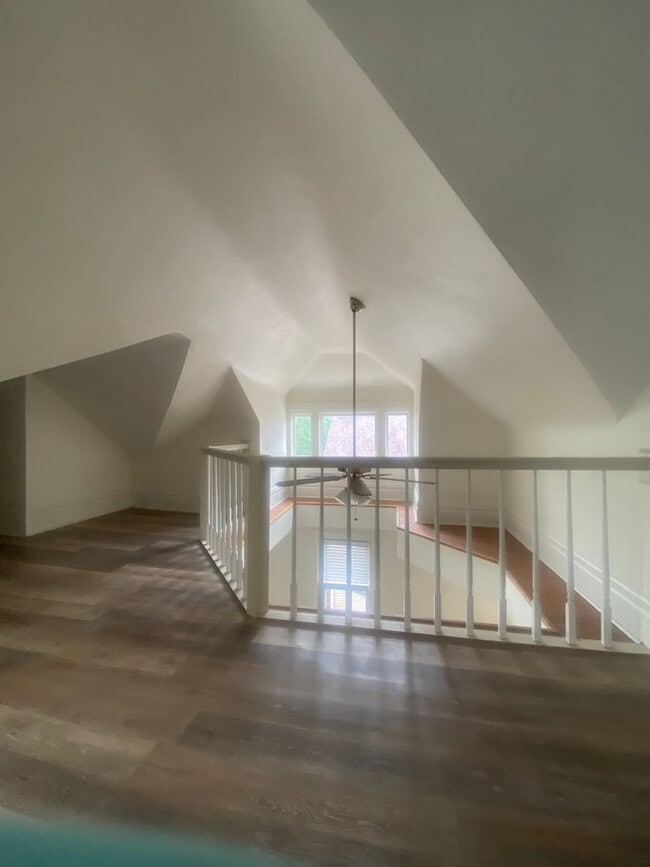 Building Photo - Must see 2 Bed 1 Bath apartment in Bellevue