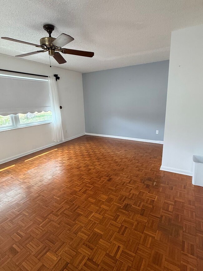 Building Photo - Beautifully Remodeled Lake Front Solar home. Call Sheila Campbell 407-687-7900