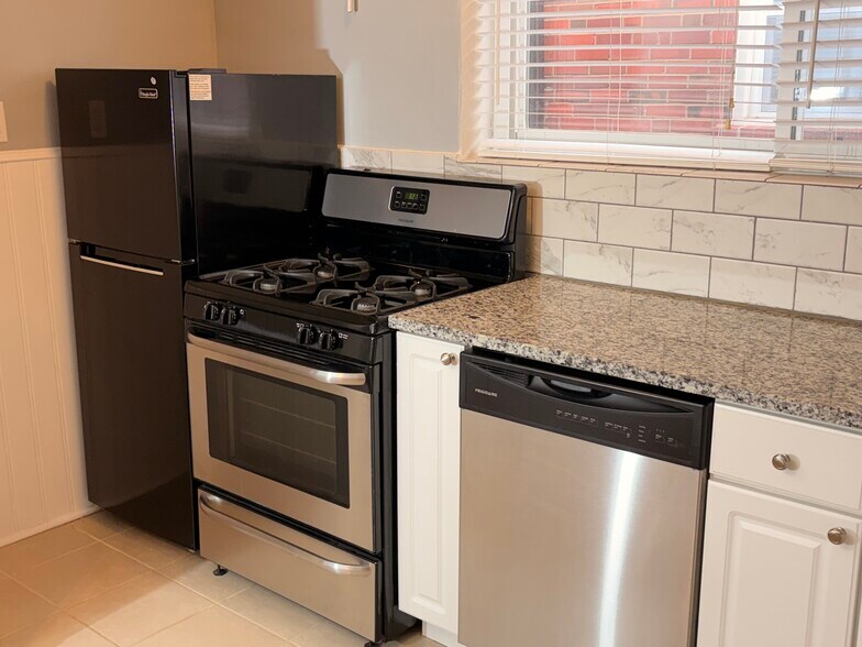 Building Photo - 6618-6620 Devonshire Ave