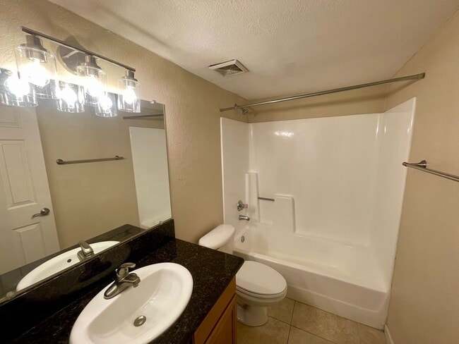 Building Photo - 2 Bedroom Condo close to airport