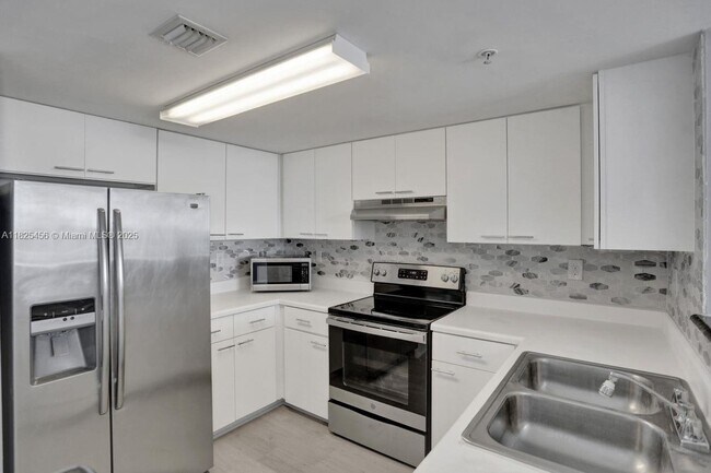 Building Photo - 3000 Coral Wy