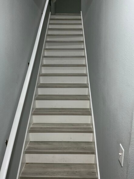 New flooring - 5313 Terraza Ct