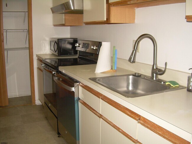 Building Photo - 303 Meadowbrook Dr