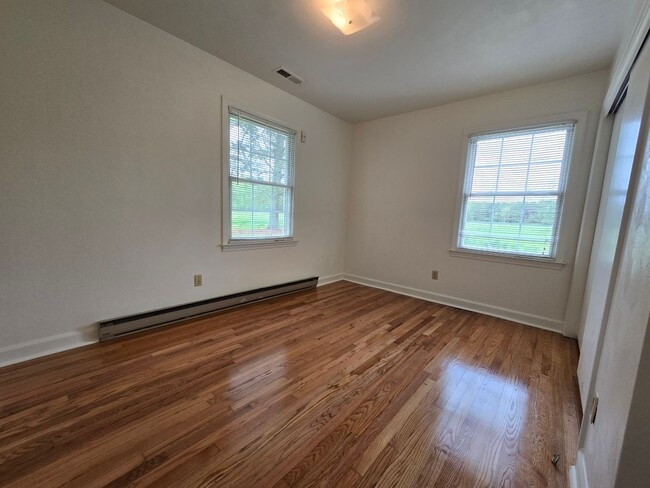 Building Photo - Enjoy Country Living in 3 Bed, 2 Bath, Brick Ranch