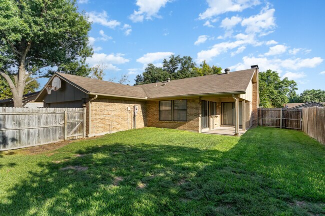 Building Photo - 2311 Lawnmeadow Dr