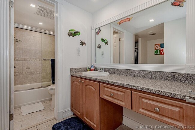 Building Photo - 3475 N Country Club Dr