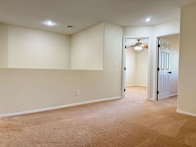 Building Photo - 4 Bedrooms, Den, and Loft