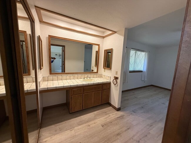 Building Photo - Golf Course- On The Mesa 3 Bedrooms, 2 Bathrooms, New Paint,