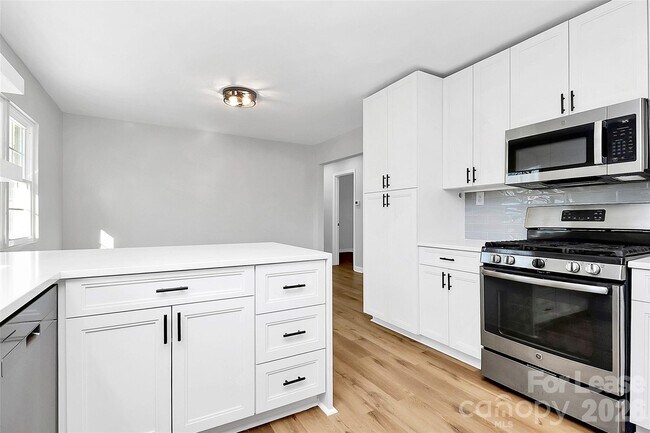 Building Photo - 526 Julia Ave