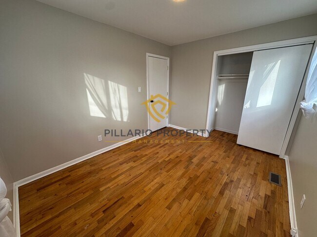 Building Photo - Spacious 4 Bedroom Home Featuring Open Layout & Hardwood Floors Available NOW!