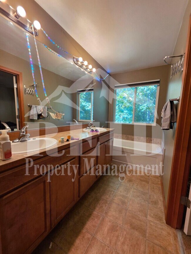 Building Photo - Beautiful 4 Bedroom, 2 bath, Port Orchard Home
