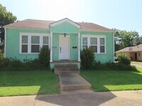 Building Photo - Beautifully Updated 2 Bedroom, 1 Bathroom ...